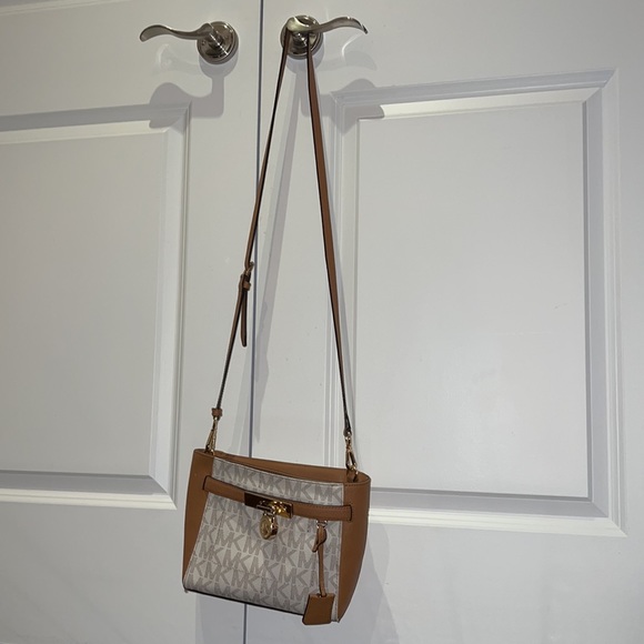 Michael Kors Adjustable Cross Body Bag - With Functional Lock & Key ๐๐ - Picture 6 of 8